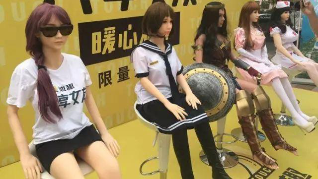 高傲的“單身”還是選擇人體硅膠娃娃？